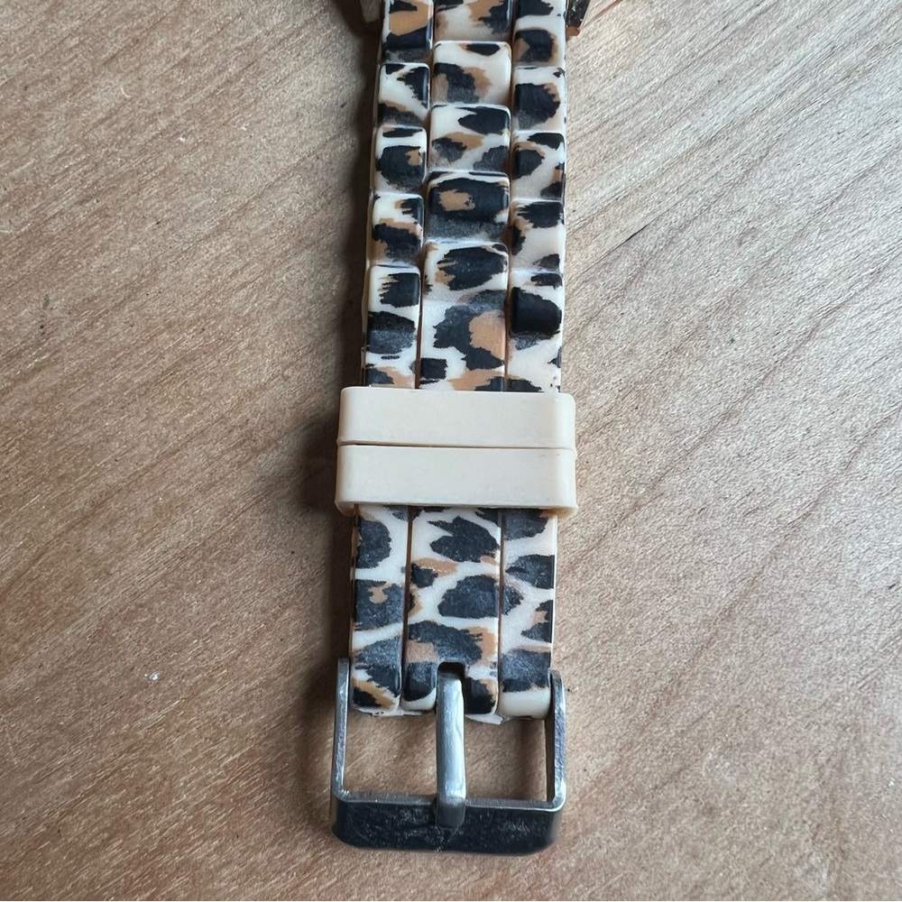 Geneva Leopard print ladies watch NEW BATTERY - Picture 4 of 8